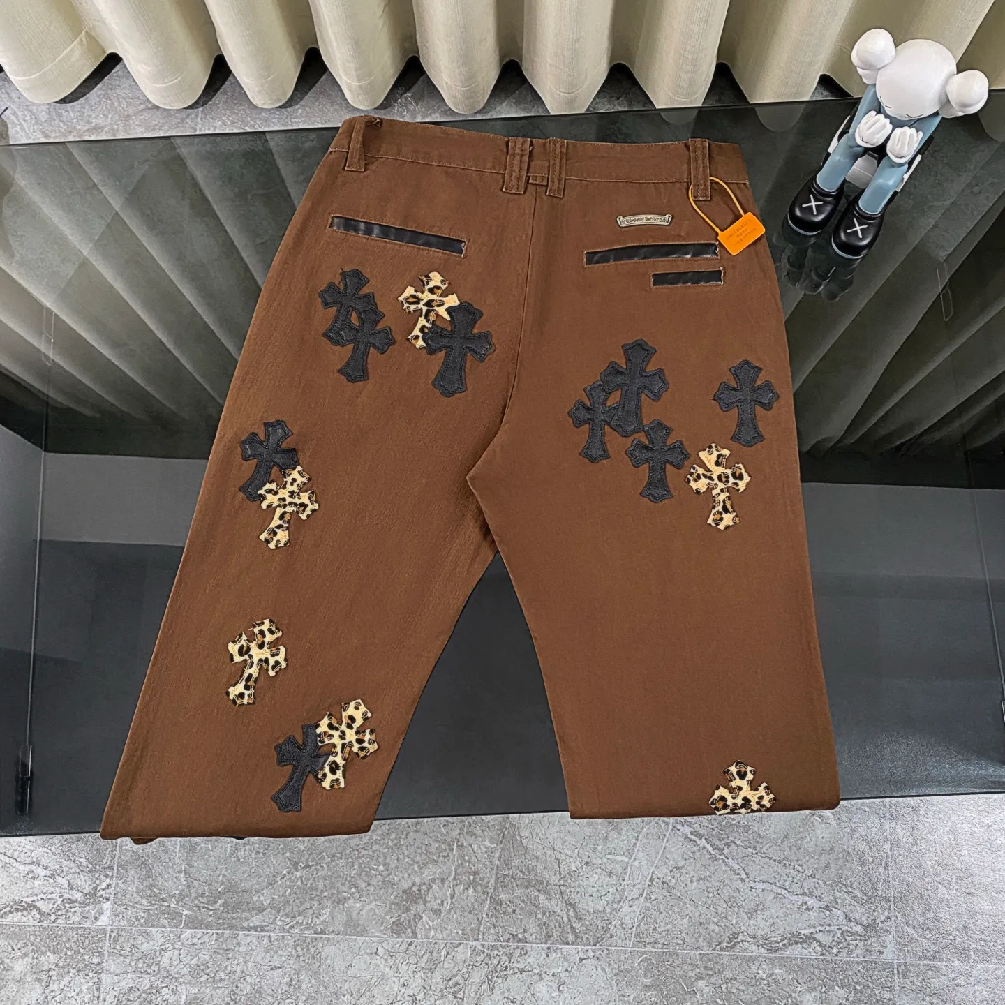 P260 chrome hearts chrome hearts personalized leopard print cross patch leather earthy brown jeans vi Top heavy industry fashionable design] Consistent high street luxury style creation. Speaking of this style, the Zangyin family and GU family are definitely the leading representative brands. Especially the Zangyin family has really achieved a state-of-the-art effect in creating high street style. The unique washed material is used to create this style. The color system is quite eye-catching. After it is decorated with patchwork cross flowers, it cleverly highlights the charm of the brand. Secondly, this style uses classic The classic high-waist cutting design highlights the long legs and fashionable temperament of the upper body. The brand is highly recognizable and the slim fit configuration is more suitable for daily wear. It is a product that interprets personality, fashion, and specifications at a glance. This single product is enough to make any fan excited. It can be a white T-shirt for youthful preppy style, or a tight suspender for lady style. It has strong matching ability and can be easily controlled by men.  [Materials and craftsmanship] Needless to say, this point goes without saying. As an excellent craftsman brand, Zangyin’s requirements for details and craftsmanship are really perfect. The washed color of this model has gone through so many processes, not to mention the embellishment of denim appliques. It is also purely hand-made and sewn. Just like what they believe in, only hand-made things have soul and have the meaning of wear. A top-notch heavy-duty fashionable denim item, I look forward to your perfect interpretation! !  Size:28-36